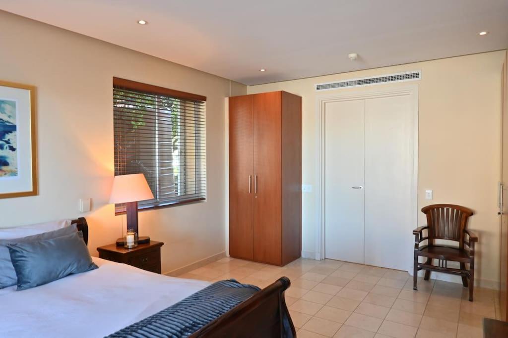Luxurious In Waterfront Apartment *