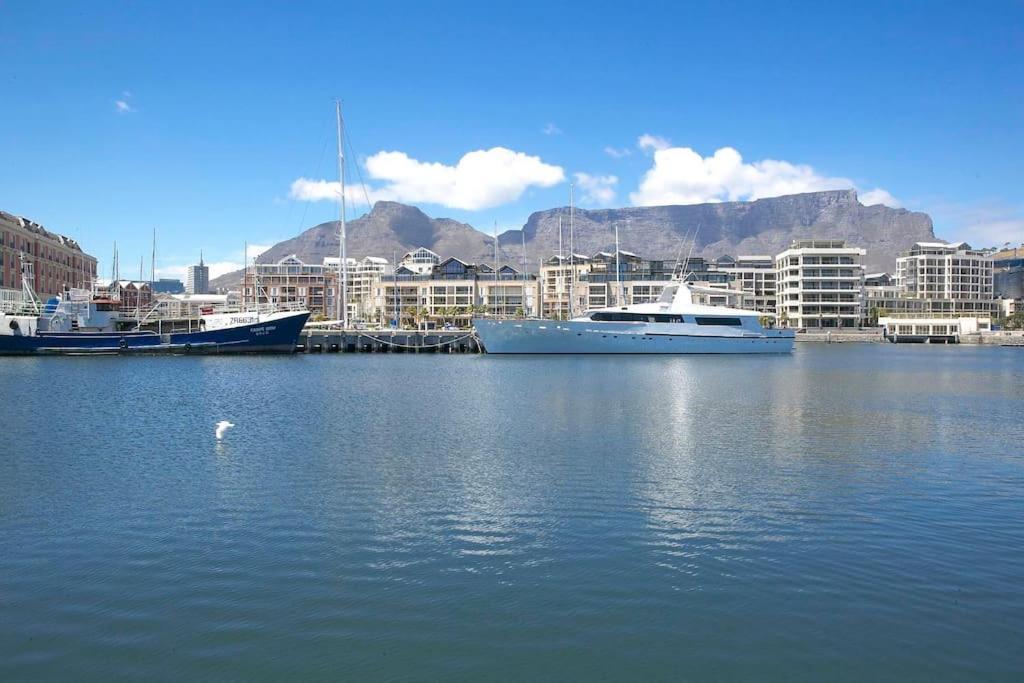 Luxurious In Waterfront Apartment